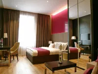 Maccani Black Luxury Suites โรงแรมใกล้โบสถ์เซนต์มาร์กออร์โธดอกซ์