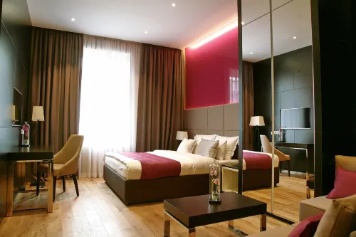 Maccani Black Luxury Suites