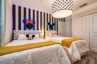 Modern Condo, Spacious Layout and Mickey Bedroom