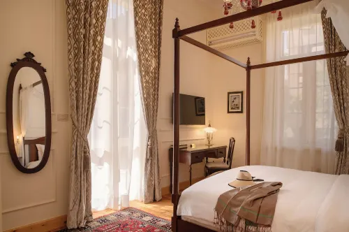 Private fully serviced villa in Maadi, with a private pool, kitchen and garden.