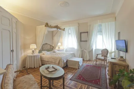 Piazza Venezia le Camere Отели рядом с достопримечательностью «Trieste Liman»