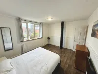 Detached 4Beds - Windsor Heathrow & London Access Hotels near Royal Holloway
