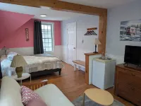 Au Saut du Lit Hotels near Pointe-Merry Park