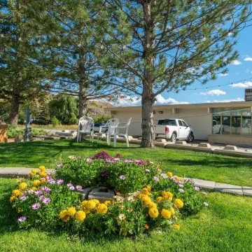 Canadas Best Value Desert Inn & Suites
