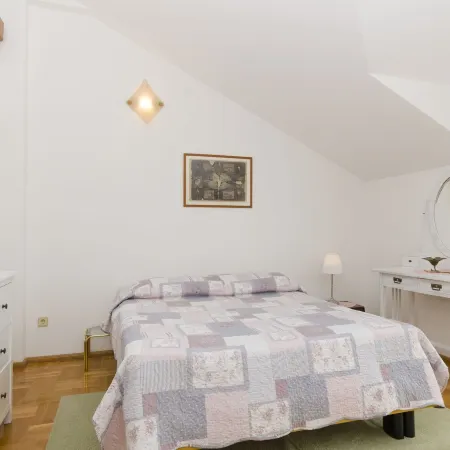 Apartment and Rooms Mate