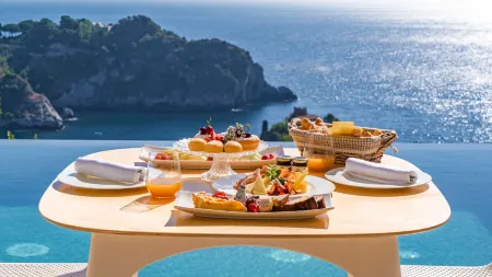 Isola Bella Infinity Suites Отели рядом с достопримечательностью «Палаццо Корвайя»