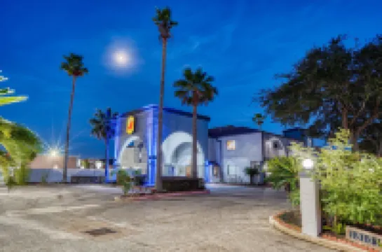 Super 8 by Wyndham Houston/Webster/NASA