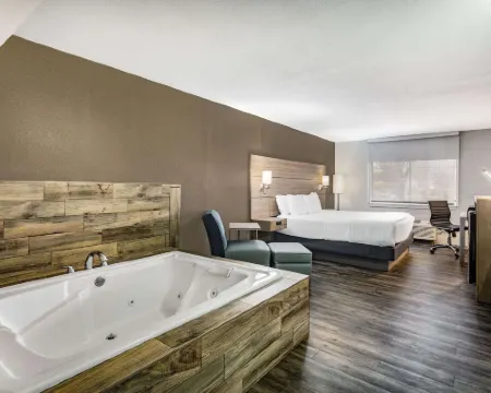 La Quinta Inn & Suites by Wyndham Joplin Hotels in Joplin