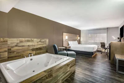 La Quinta Inn & Suites by Wyndham Joplin Hotels near Joplin Public Library