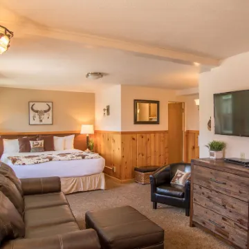 Alpine Trail Ridge Inn Hotels near Emerald Lake Trail