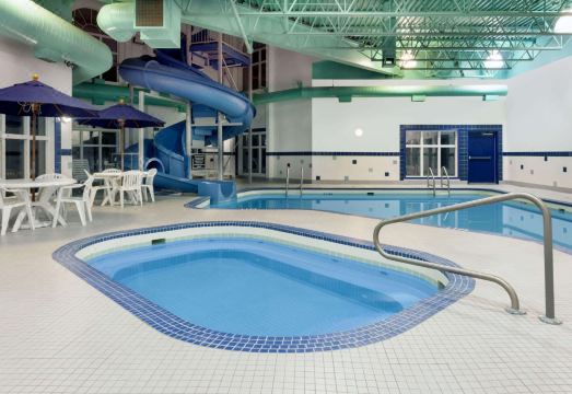 라마다 바이 윈덤 웨이번