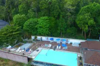 Koh Ngai Cliff Beach Resort - de playa