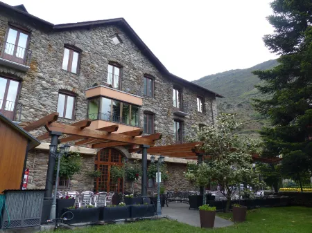 Hostal Vall d'Aneu by Arcas & Sambola