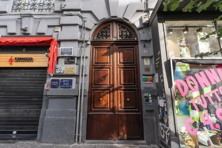 Nibla's Room Napoli Отели рядом с достопримечательностью «Пьяцца-дель-Плебишито»