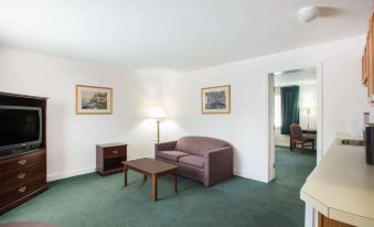 Travelodge by Wyndham Lake George NY