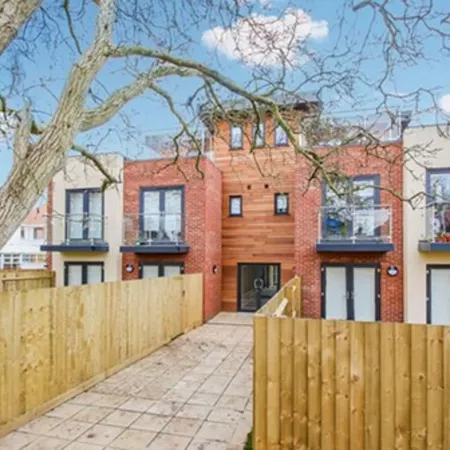 Modern 2 & 3 Bedroom Apartments with Parking, Near Headington Hospitals & Oxford Brookes