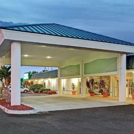 Cozy condotel with King Bed, WiFi, great pool, fitness room and much more!