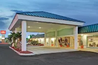 Cozy condotel with King Bed, WiFi, great pool, fitness room and much more!
