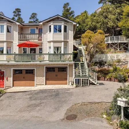 Cambria Victorian Castle: Walk to Beach, Village Shops, Wineries and Galleries!