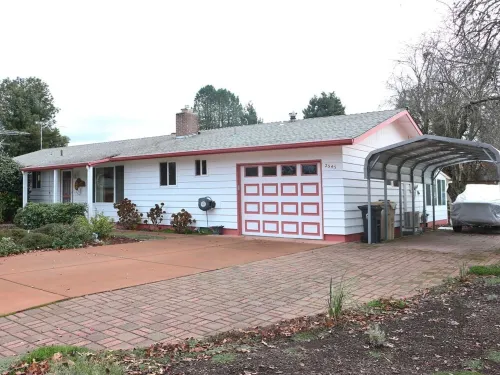 Fully Furnished Home in a Quiet Neighborhood with an Amazing Garden