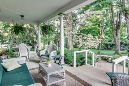 The Park Street Inn Отели в г. Торч Лейк Тауншип