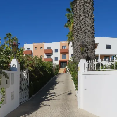 Hotel Alcaide Hotels near Praia dos Careanos