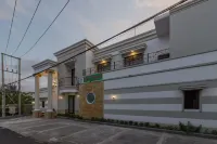 RedDoorz Plus near Pantai Malalayang Manado Hotel di Malalayang