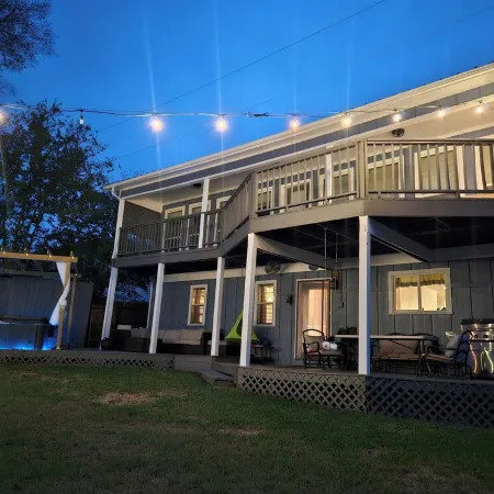 Lakeside Retreat, Hot Tub and Private Fishing Deck