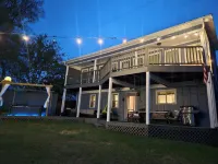 Lakeside Retreat, Hot Tub and Private Fishing Deck