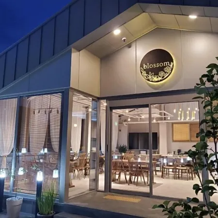 Centro Hotel Отели рядом с достопримечательностью «Храм Тодогам»