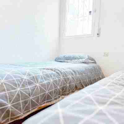2Bed Apt Sleeps 4 - Parking Patio Wifi Rooms