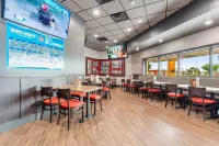 蘇福爾斯機場 - 水上樂園及活動中心溫德姆華美達飯店