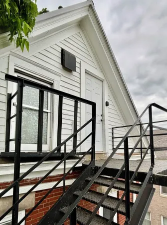 Athenian Apartment-Uptown:1 block to Court Street & 2 blocks to College Green.