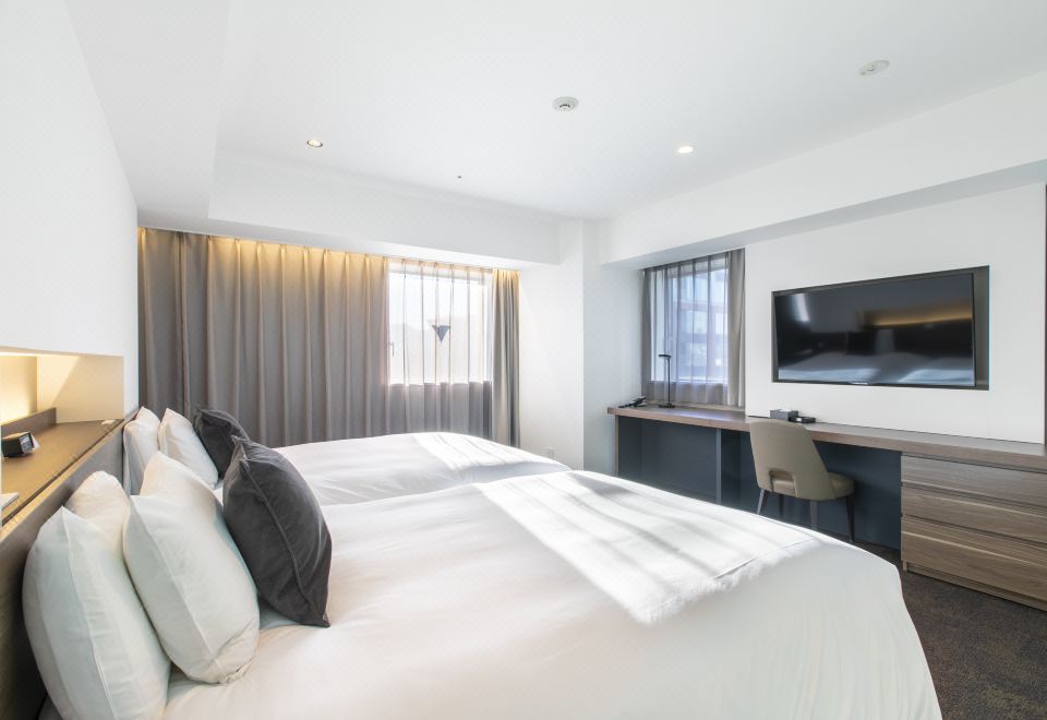 Holiday Inn & Suites Sapporo Odori Park by IHG의 깔끔한 객실