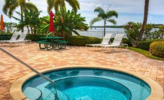 The Bayview a Quaint 1 1 Balcony on the bay