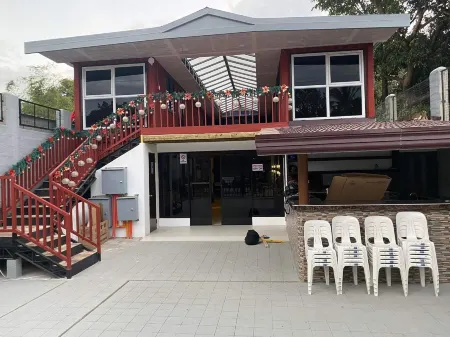 Krossroads Inn Отели рядом с достопримечательностью «Las Casas Filipinas»