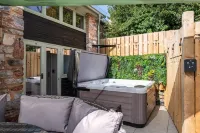 Woodpeckers - Stylish Luxury Property With hot tub