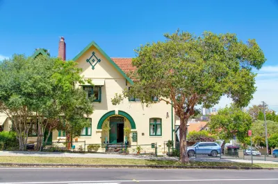 Neutral Bay Lodge Hotels near Milsons Point