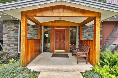 The Birch Ridge: European Room #8 - King Suite in Killington, Vermont. Hot Tub. 1 Bedroom Home