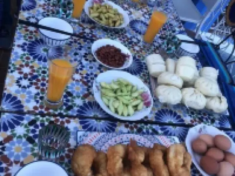 リヤド シェングリ シェフシャウエンのホテル