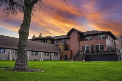 โนมสคูลเฮาส์อินน์และอีเวนต์เซ็นเตอร์ โรงแรมใน