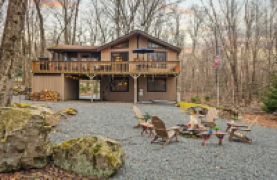 Atlas Point Lodge Sauna, Fireplaces, Kayaks, Lakes + Pet-friendly Yard