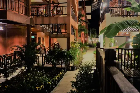 Rainforest Huahin Village Hotel Отели рядом с достопримечательностью «Хуа Хин Сафари и Приключительный парк»