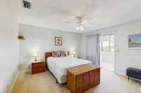 Relaxing retreat with Lake Powell views, dock access, 2 pools, & screened patio Hotels near Panama City beach public access 55