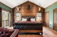 Cozy Retreat - Hot Tub, Sauna, Fire Pit, Pool Access Hotels in Berkeley County