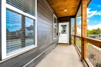 2-story modern & chic home near downtown with washer/dryer, AC, & fast WiFi Hôtels à : Fayetteville