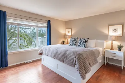 Spacious & Serene 6-Br Family Retreat in Kirkland Hotels near Juanita Bay Park