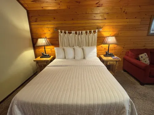 Castaway ROMANTIC Log Cabin in the woods. Hot Tub & Wood Burning Fire Place.