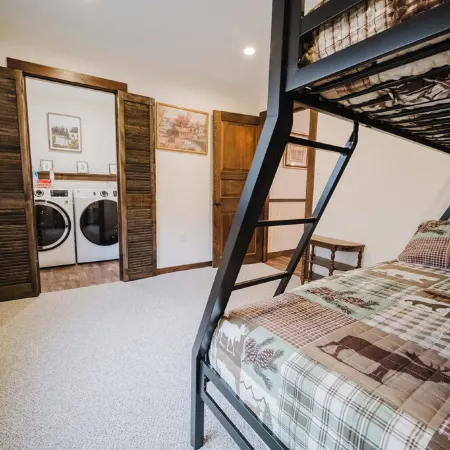 13 Beds, 17 Guests -Hot tub- 15 mins to Sunday River!