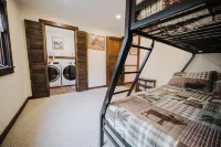 13 Beds, 17 Guests -Hot tub- 15 mins to Sunday River!